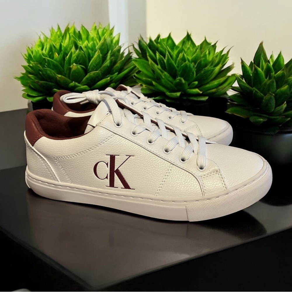 NEW IN BOX: Calvin Klein 9.5 burgundy and white
Running t shoes